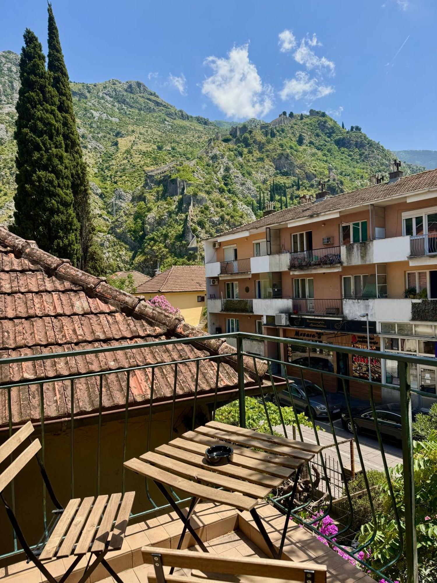 Kotorhostelito Exterior foto